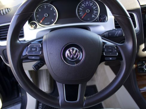 Used 2012 Volkswagen Touareg TDI image 15