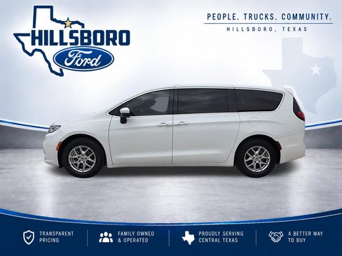Used 2023 Chrysler Pacifica Touring-L FWD image 8