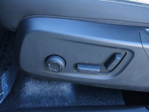 Used 2025 Volvo XC40 B5 Plus image 14