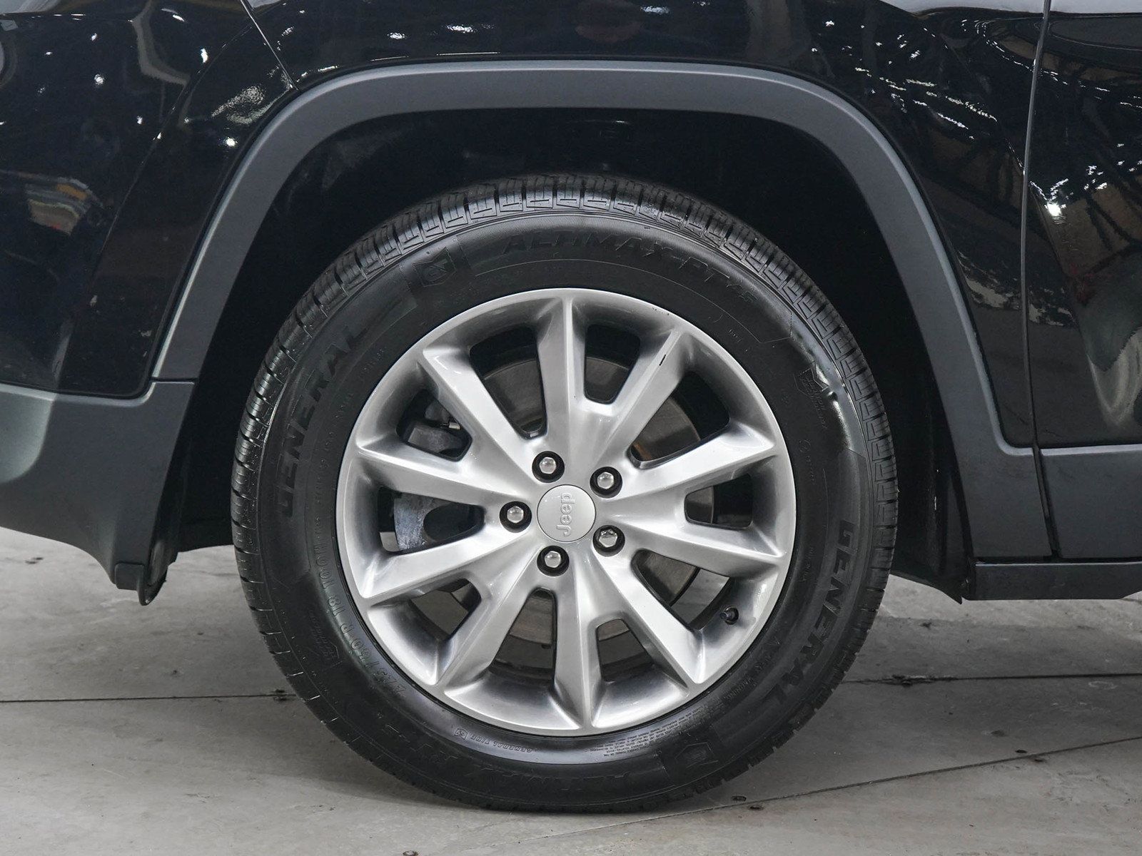 Used 2018 Jeep Cherokee Limited AWD/4WD image 30