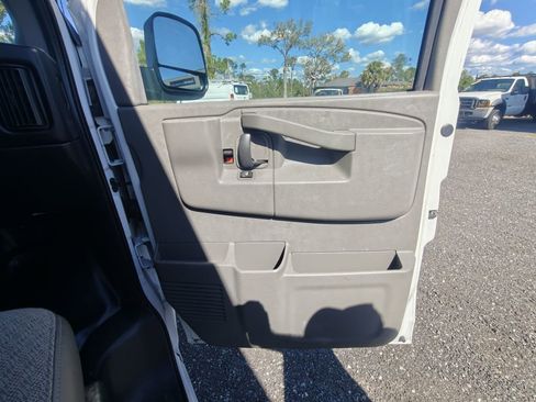 Used 2016 Chevrolet Express 2500 image 21