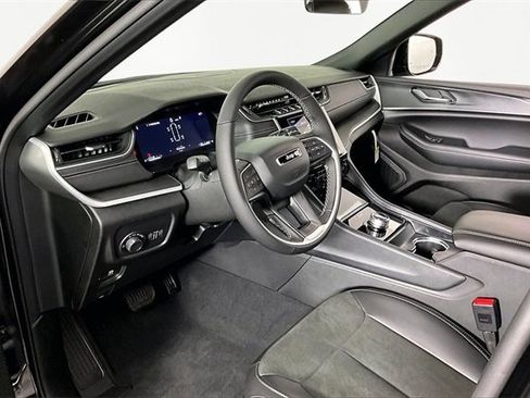 New 2025 Jeep Grand Cherokee L Altitude image 8