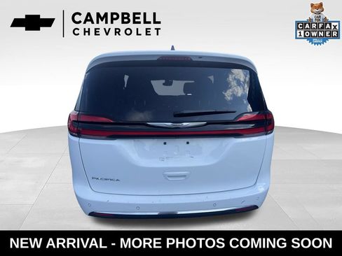 Used 2023 Chrysler Pacifica Touring FWD image 4