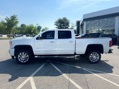 Used 2019 GMC Sierra 2500 Denali w/ Duramax Plus Package AWD/4WD image 2
