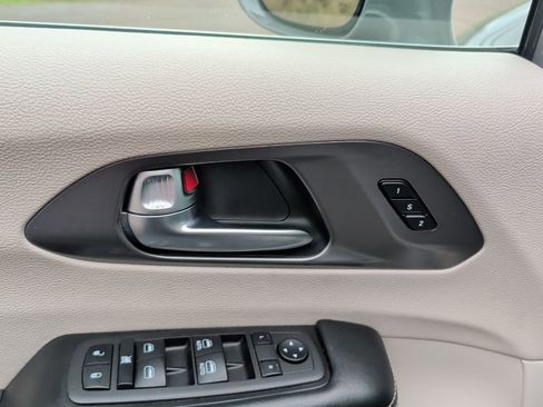 Used 2022 Chrysler Pacifica Touring-L FWD image 28
