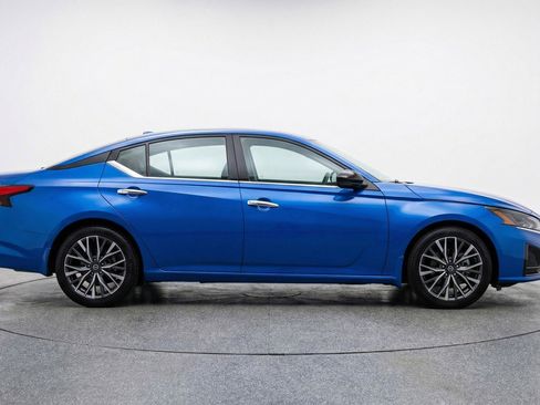 Used 2025 Nissan Altima 2.5 SV image 11