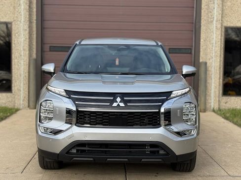 Used 2025 Mitsubishi Outlander SE image 2