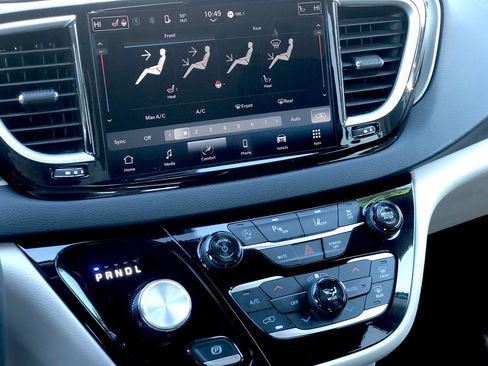 Used 2024 Chrysler Pacifica Touring-L image 22