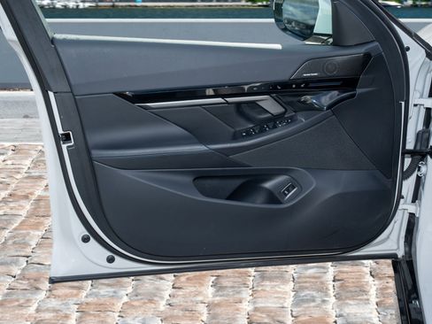 Used 2025 BMW 530i image 11