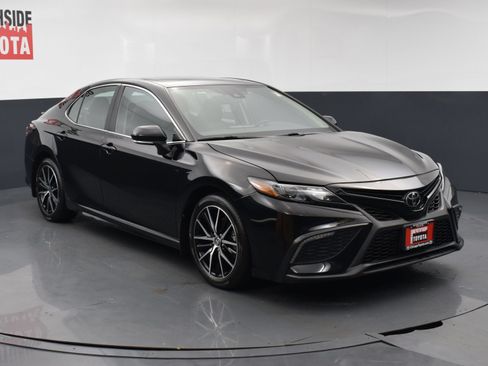 Used 2023 Toyota Camry SE w/ Cold Weather Package FWD image 6