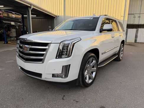 Used 2016 Cadillac Escalade Luxury image 2