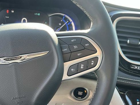 Used 2024 Chrysler Pacifica Limited FWD image 34