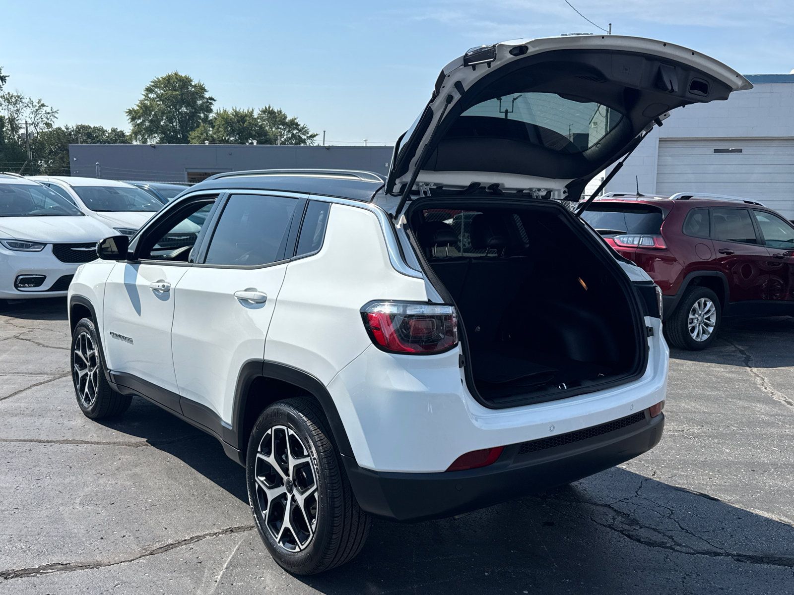 Used 2025 Jeep Compass Limited AWD/4WD image 17