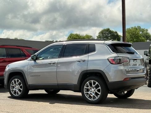 Used 2023 Jeep Compass Latitude w/ Sun and Sound Group AWD/4WD image 43