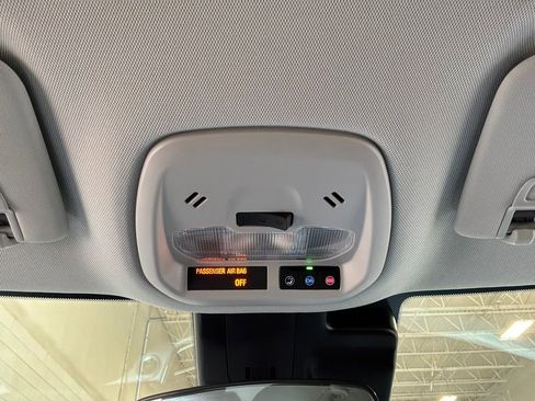 Used 2025 Chevrolet Trax LT w/ LT Convenience Package FWD image 16