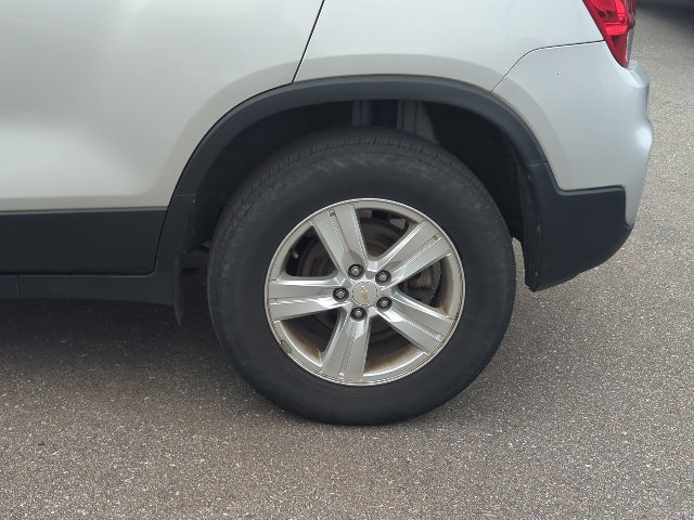 Used 2022 Chevrolet Trax LS w/ Tint and Cruise Package AWD/4WD image 30