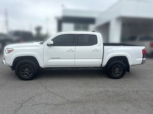 Used 2018 Toyota Tacoma SR5 AWD/4WD image 2