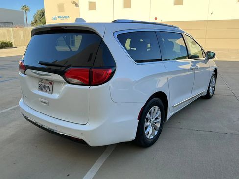 Used 2019 Chrysler Pacifica Touring-L FWD image 5