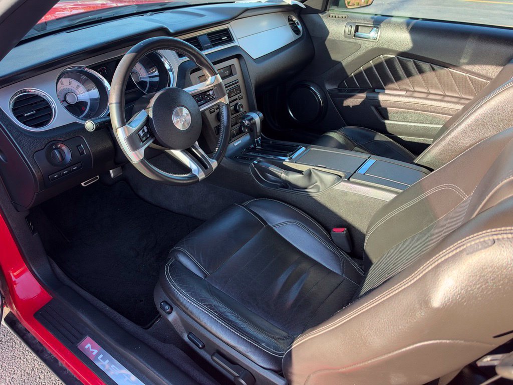 Used 2010 Ford Mustang Convertible RWD image 17
