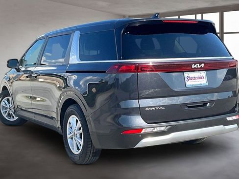 Used 2024 Kia Carnival LX FWD image 4