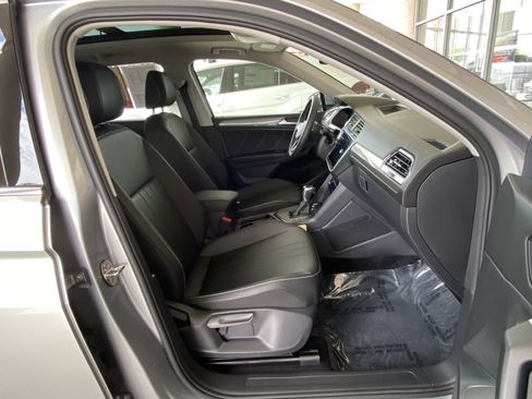 Certified 2023 Volkswagen Tiguan SE w/ Panoramic Sunroof Package FWD image 42