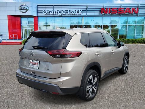 Used 2024 Nissan Rogue SL FWD image 2
