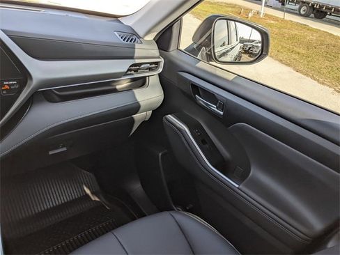 Used 2025 Toyota Highlander XLE image 15
