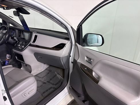 Used 2018 Toyota Sienna XLE w/ XLE Navigation Package image 38