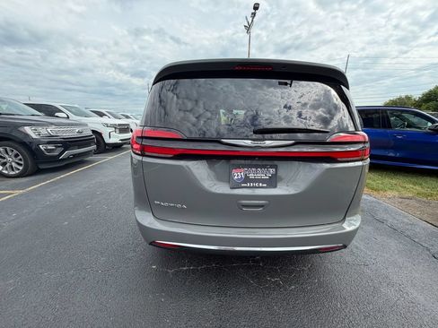 Used 2022 Chrysler Pacifica Touring-L FWD image 4