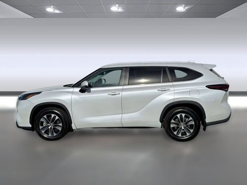 Used 2026 Toyota Highlander XLE AWD/4WD image 2