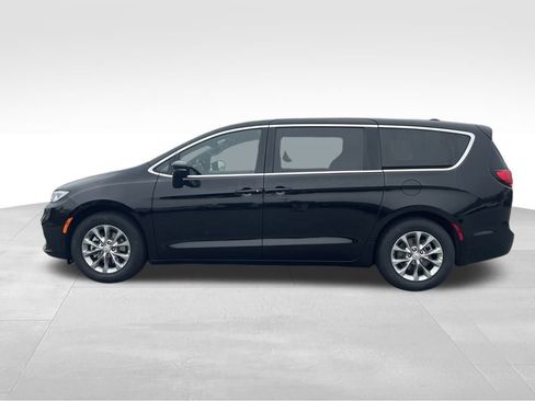 New 2026 Chrysler Pacifica Limited FWD image 8