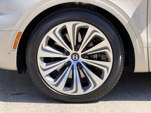Used 2025 Bentley Bentayga image 6