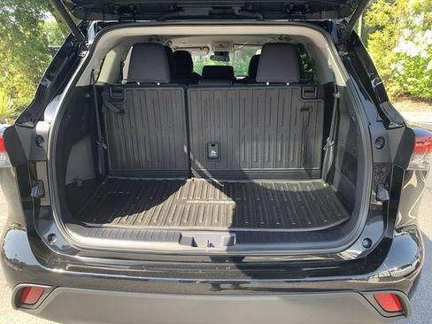 Certified 2024 Toyota Highlander LE FWD image 33