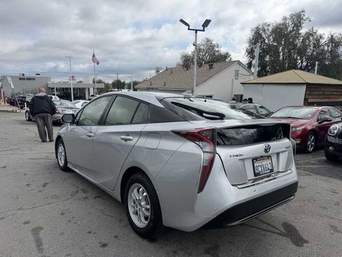 Used 2018 Toyota Prius Two image 6
