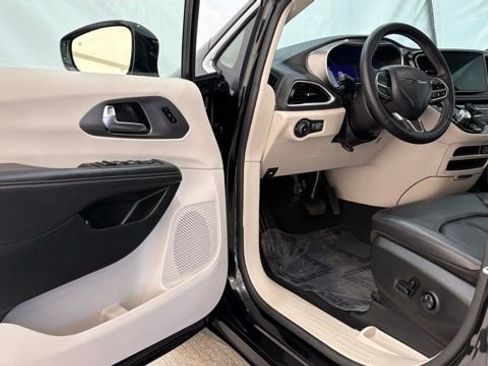 Used 2024 Chrysler Pacifica Select image 29