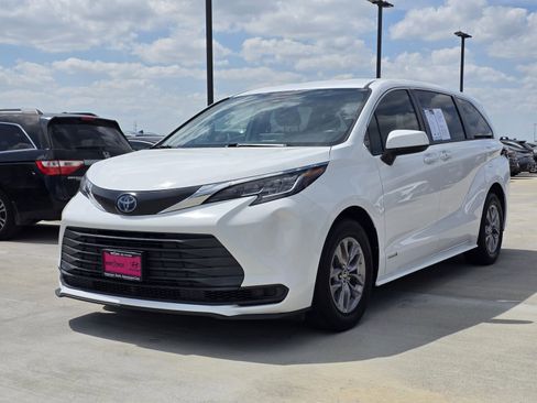 Used 2021 Toyota Sienna LE image 2