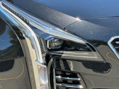 Used 2023 Cadillac XT4 Luxury w/ Cold Weather Package AWD/4WD image 11