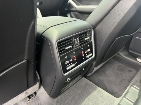 Certified 2023 Porsche Cayenne Platinum Edition AWD/4WD image 27