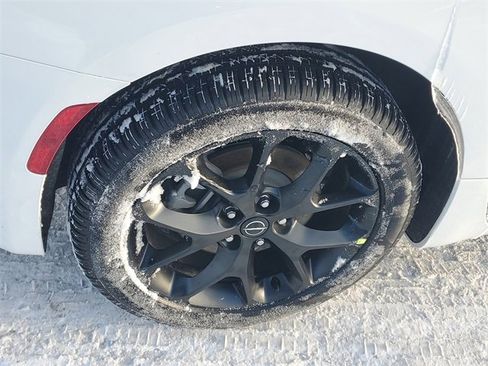 New 2026 Chrysler Pacifica Limited w/ Uconnect Theater Family Group image 5