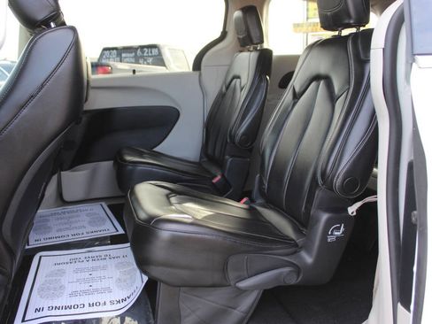 Used 2023 Chrysler Pacifica Touring-L FWD image 16