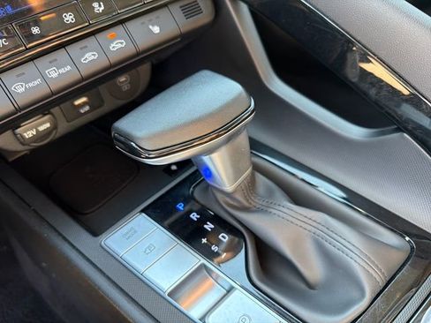 Used 2025 Hyundai Elantra Limited image 24