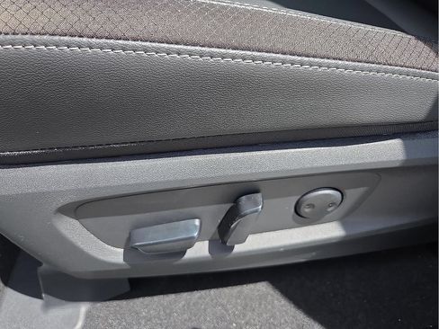 Used 2025 Nissan Pathfinder SL w/ SL Premium Package FWD image 15