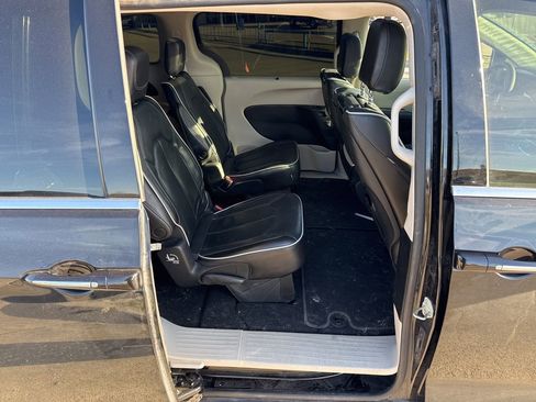 Used 2023 Chrysler Pacifica Limited w/ Uconnect Theater Family Group image 12