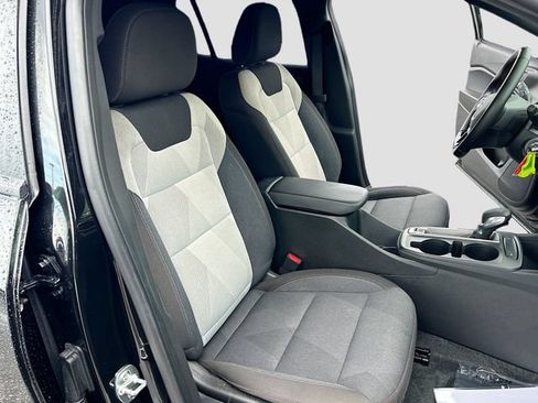 Used 2025 Chevrolet Trax RS FWD image 22