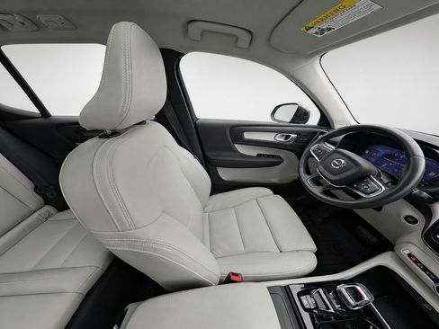 Certified 2023 Volvo XC40 B5 Ultimate w/ Protection Package Premier AWD/4WD image 10