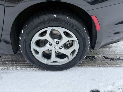 Used 2023 Chrysler Pacifica Limited image 9