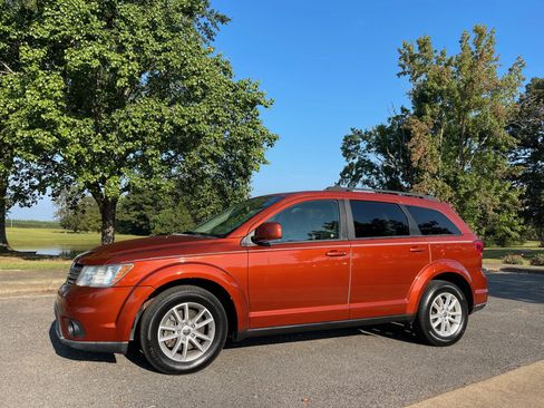 Used 2013 Dodge Journey SXT w/ Flexible Seating Group image 1