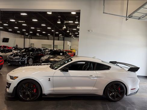 Used 2021 Ford Mustang Shelby GT500 w/ Carbon Fiber Track Pack RWD image 4