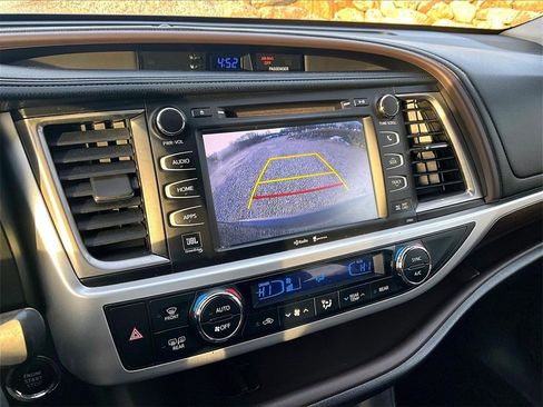 Used 2015 Toyota Highlander Limited image 18