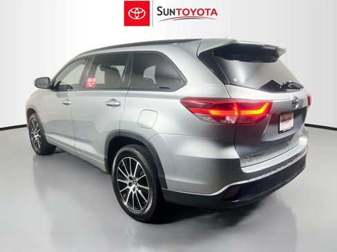 Used 2018 Toyota Highlander SE FWD image 6